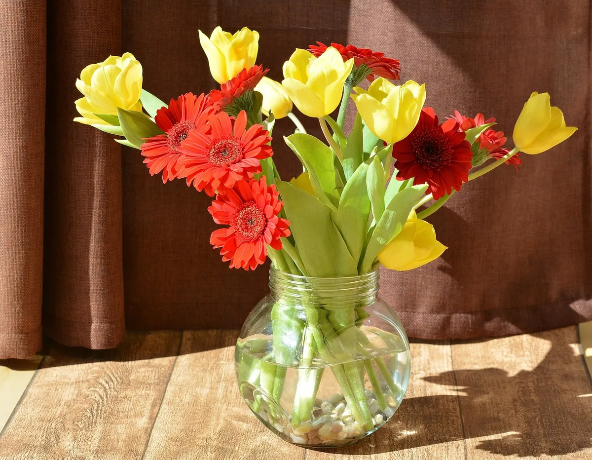How to Keep Cut Flowers Fresh for Longer: 10 Florist Tips That Actually Work